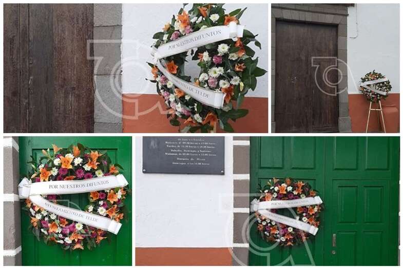 Coronas colocadas junto a las puertas de dos cementerios de Telde (Foto TA)